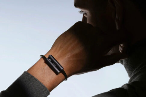 まるで単4電池!? Fitbit創業者が作った家族見守りバンド「Luffu Link」