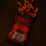 食べるホラー? Cheetos×Blumhouse、甘さの後に辛さ・しびれ・微発泡が来る「Sweet Phantom Heat」を米国発売