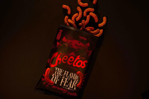 食べるホラー？ Cheetos×Blumhouse、甘さの後に辛さ・しびれ・微発泡が来る「Sweet Phantom Heat」を米国発売