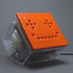 LEDの代わりに「空気」で描く!? 真空とシリコーンで動く64ピクセルディスプレイが登場